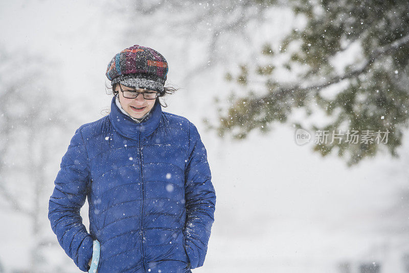 雪下的少女在街上