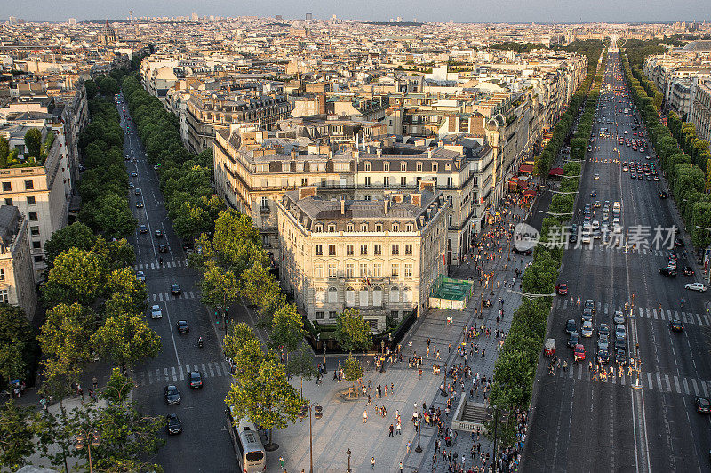 巴黎——从凯旋门向香榭丽舍大街的视野