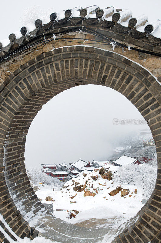 泰山在雪中