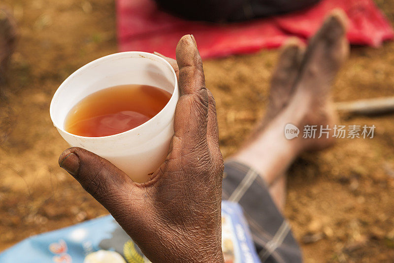 年长，贫穷，女性，斯里兰卡劳工持有锡兰茶