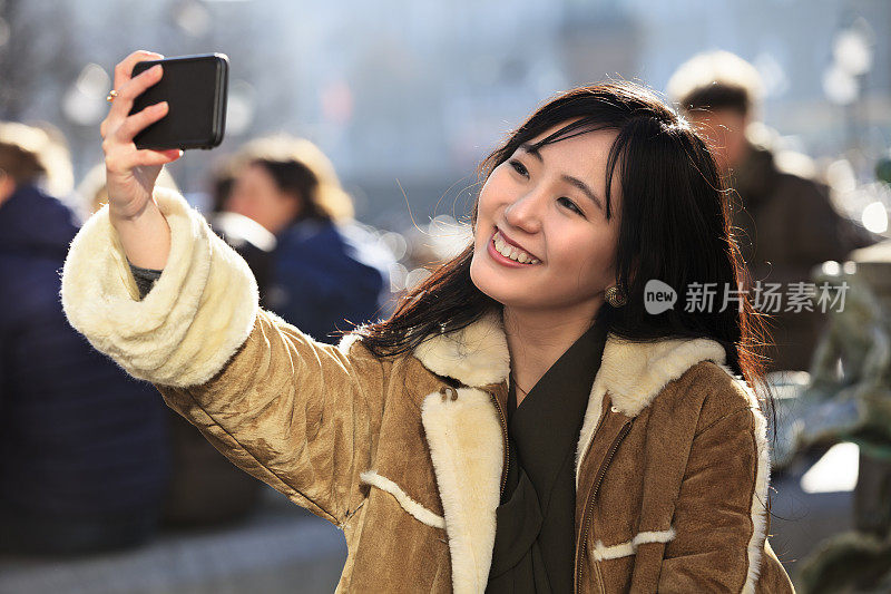 快乐的日本女游客在哥本哈根