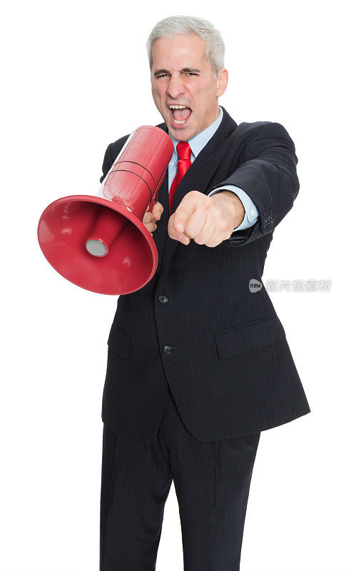 商人通过扩音器大喊