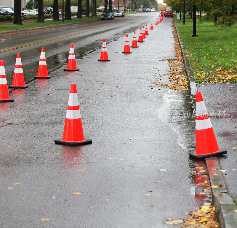 暴雨中的公路比赛终点线