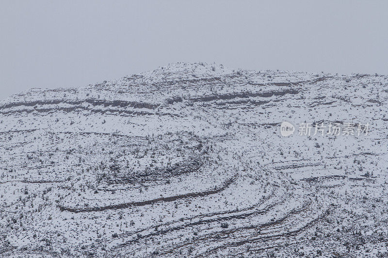 雪中的红岩峡谷