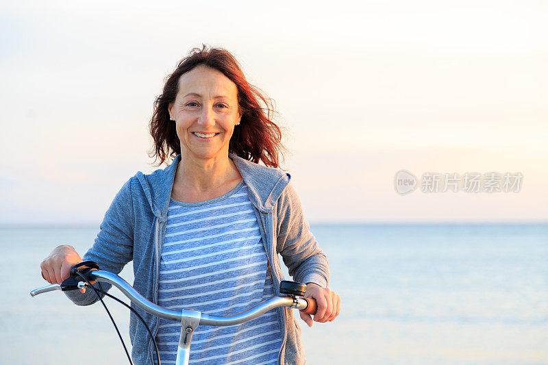 女人在海滩上玩自行车