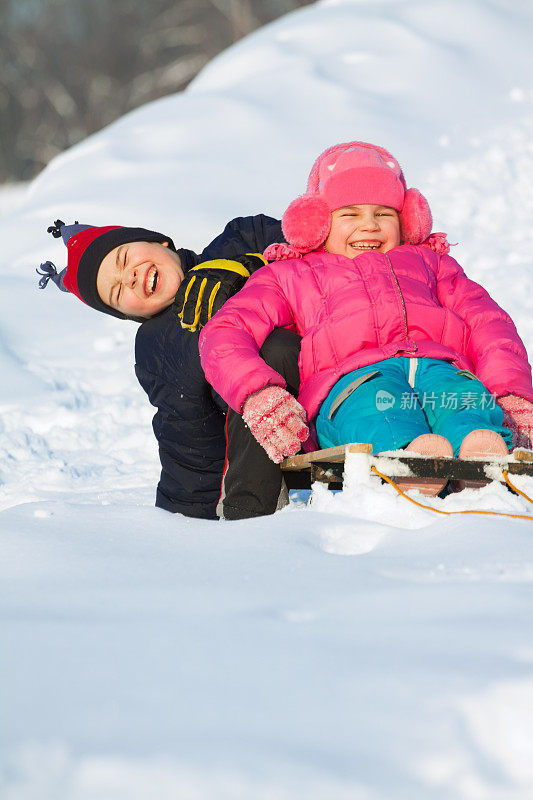 小孩子在雪里玩