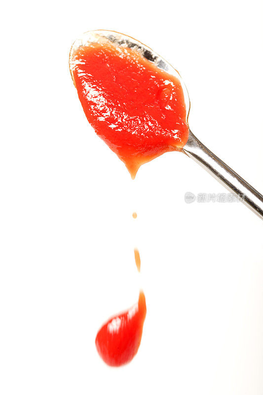 番茄酱从勺子里掉下来