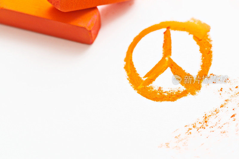 用彩色粉笔画出橙色的和平标志