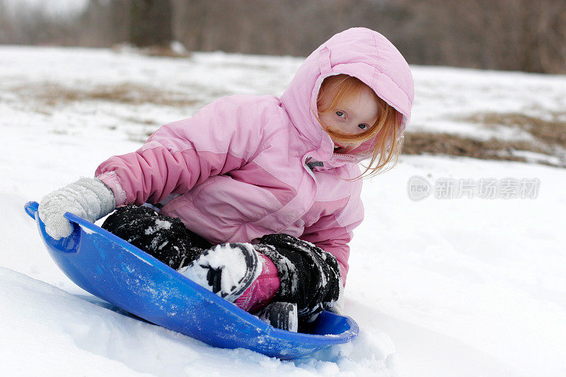 小孩玩雪橇