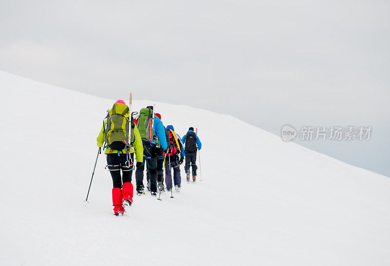 登山运动员在山上行走。