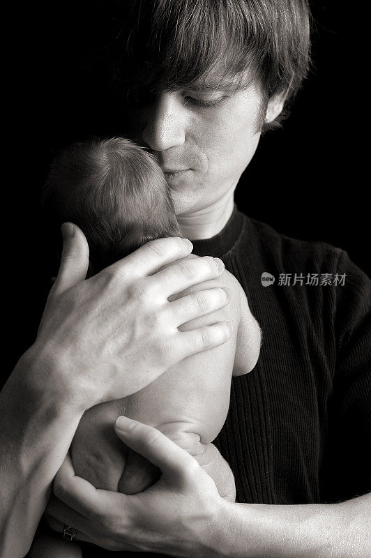 父亲保护新生儿的黑白照片