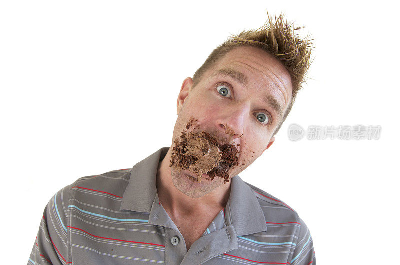 一个男人吃着巧克力蛋糕