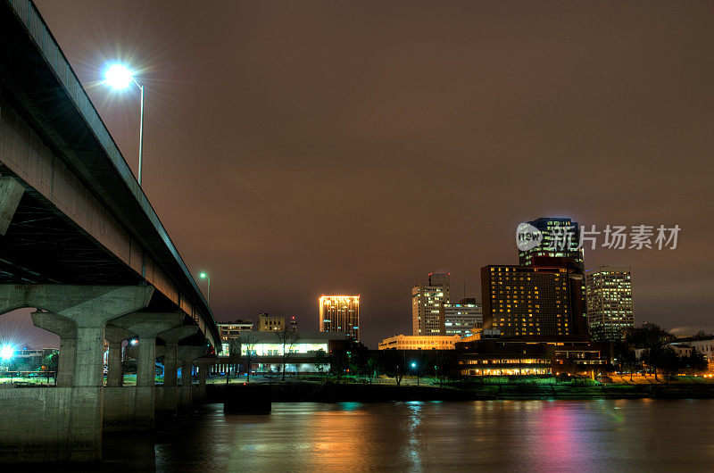 阿肯色小石城市中心的夜晚