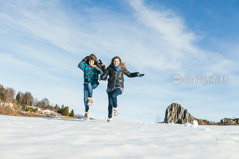 女孩们玩雪玩得很开心