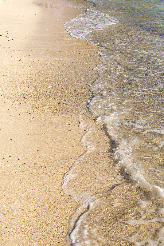 热带海滩清澈的海水