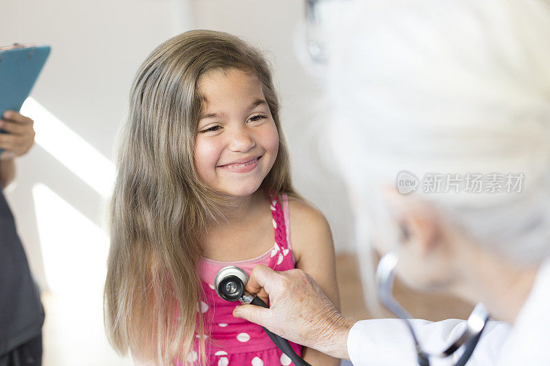 西班牙女孩的儿科医生拜访，听诊器