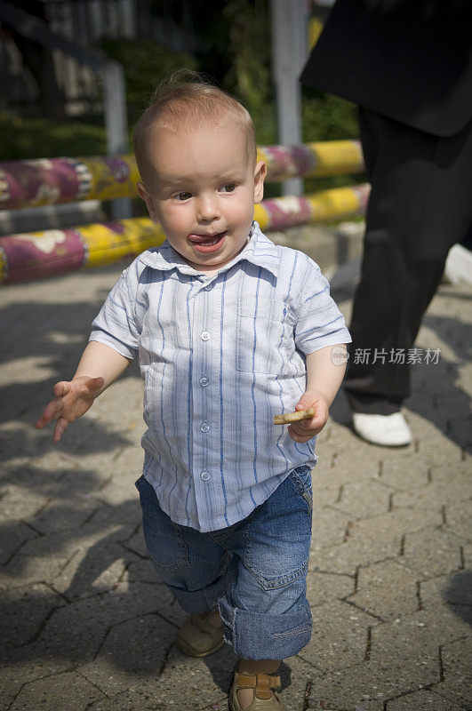 小男孩走