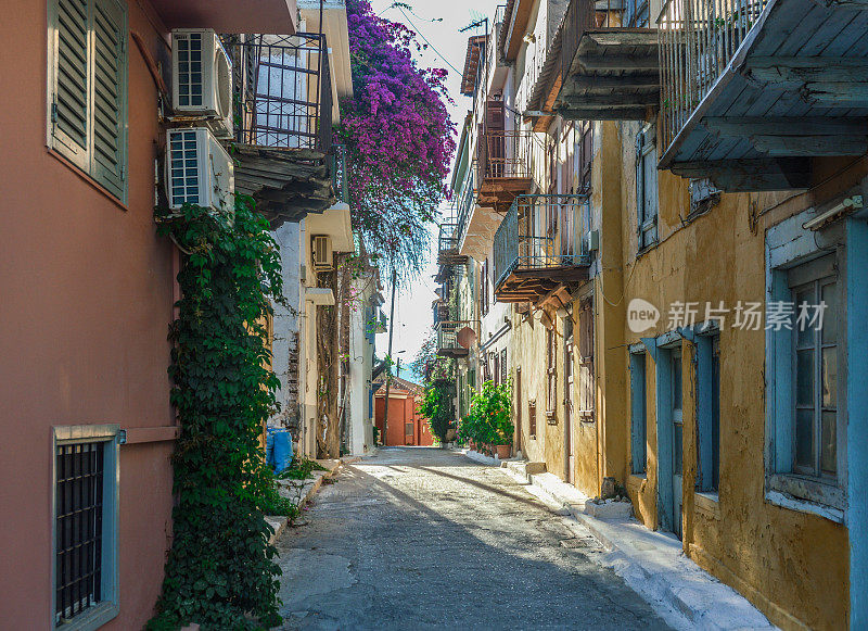彩色街道的希腊城镇-纳夫普利奥，希腊