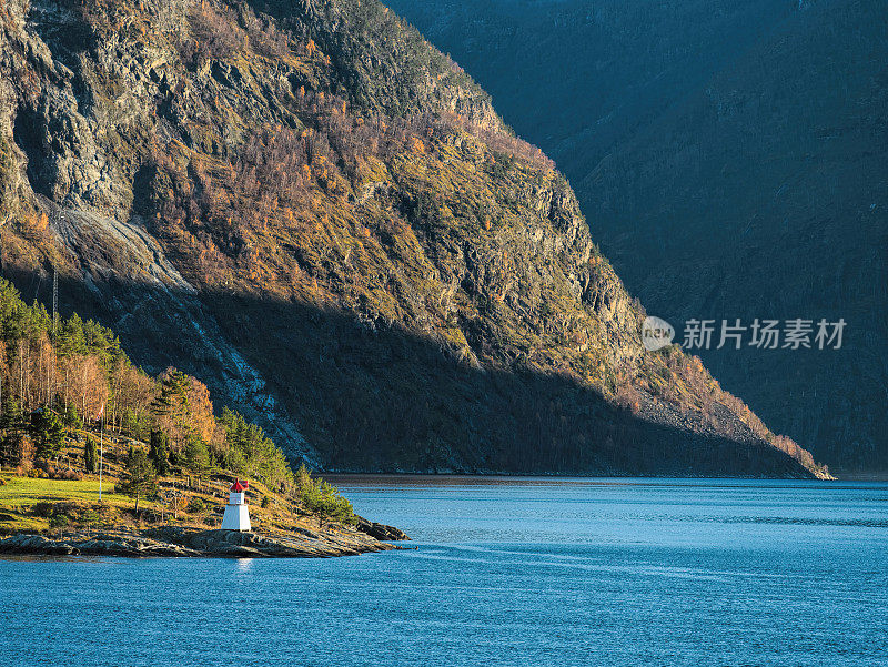 宏伟的索涅峡湾，阳光下的灯塔，挪威