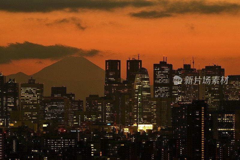 富士山和东京的天际线:白天和晚上