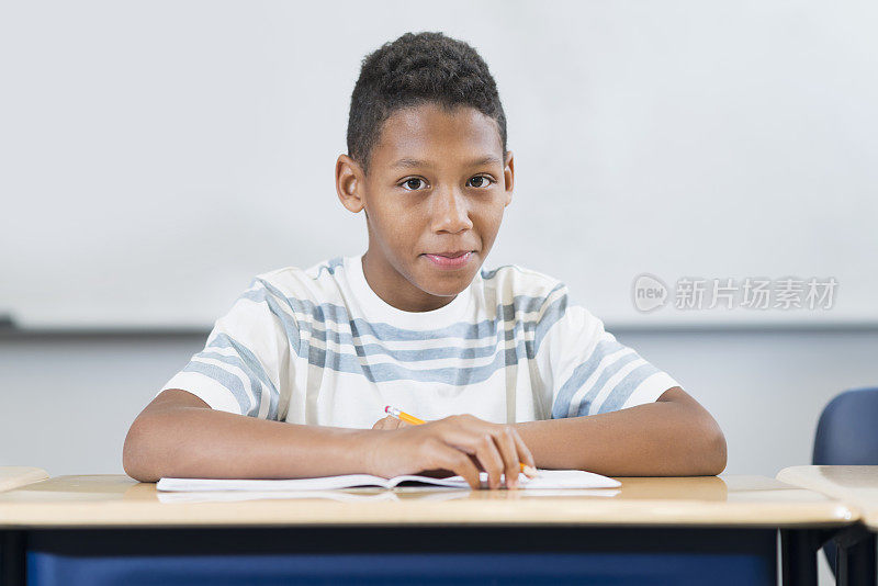 混血男孩坐在课桌前