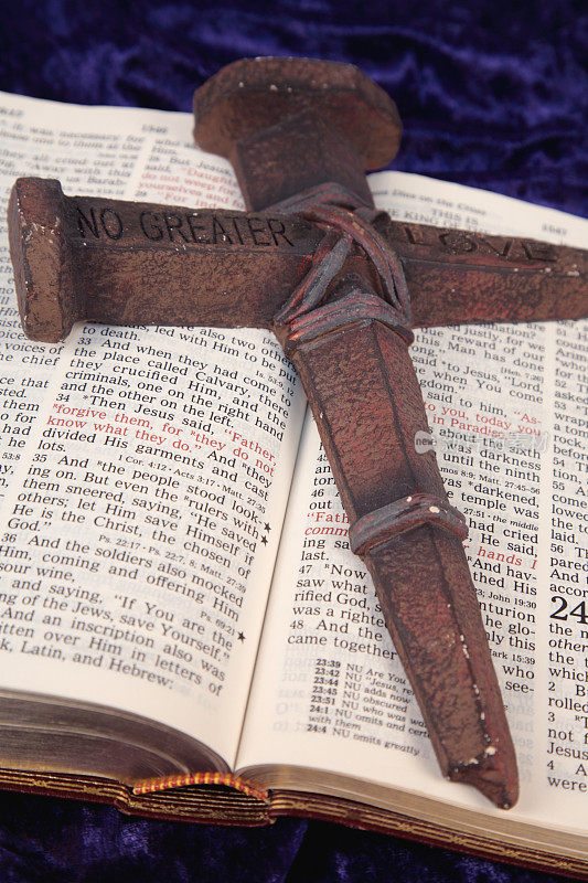 宗教:耶稣的十字架路加福音23圣经经文与钉子十字架