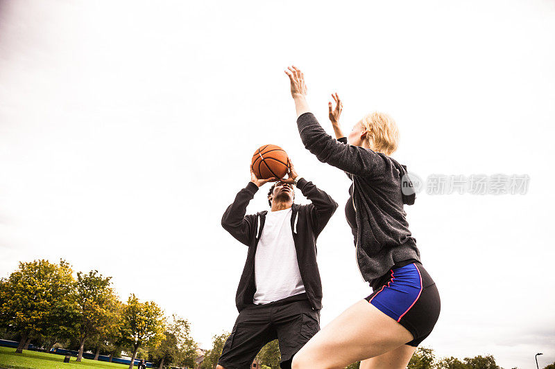 伦敦操场上的1v1男篮女篮