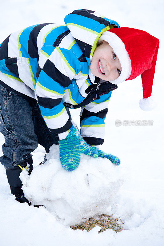 小男孩堆雪人