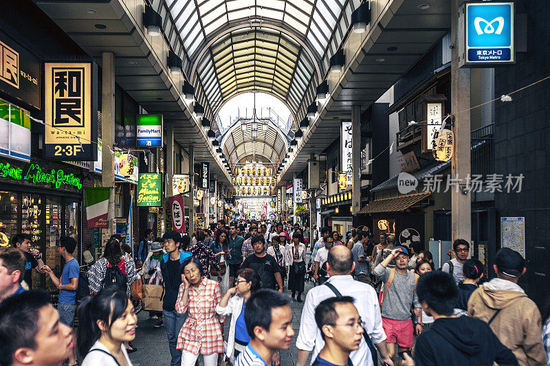 东京浅草拥挤的购物街。