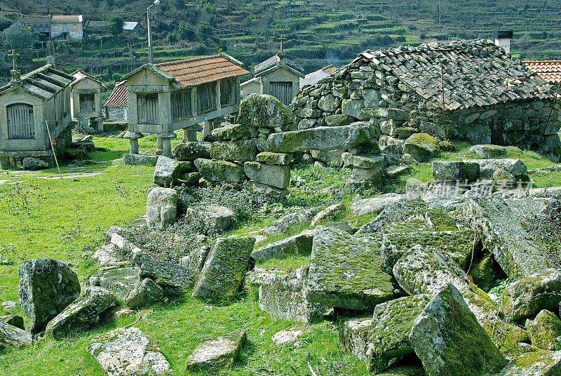 葡萄牙Lindoso村倒塌的谷仓