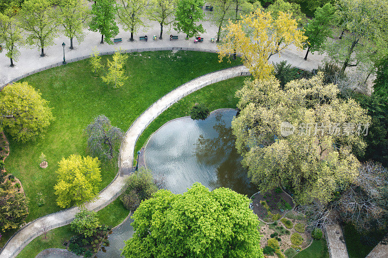 鸟瞰图在巴黎的绿色公园