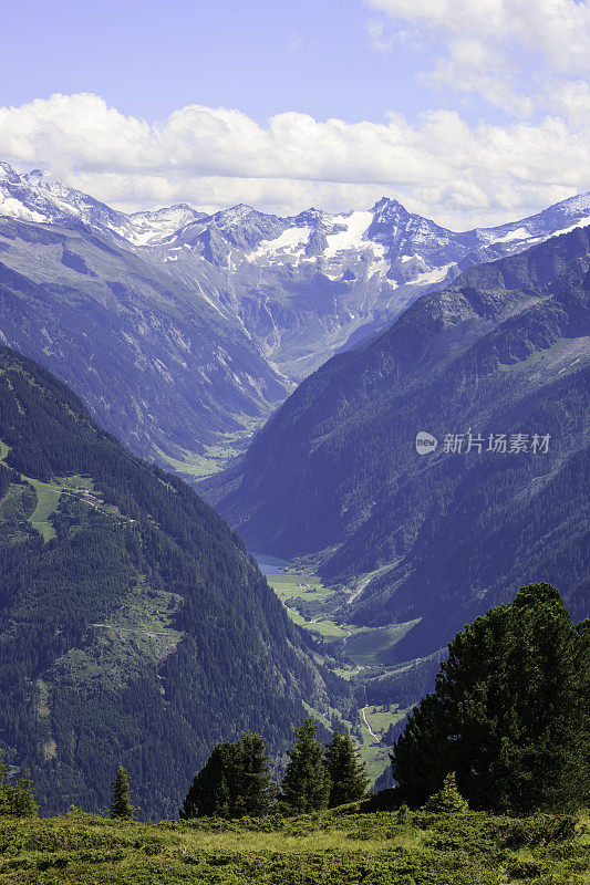 欧洲阿尔卑斯山夏季美景与雪山在泰洛，奥地利