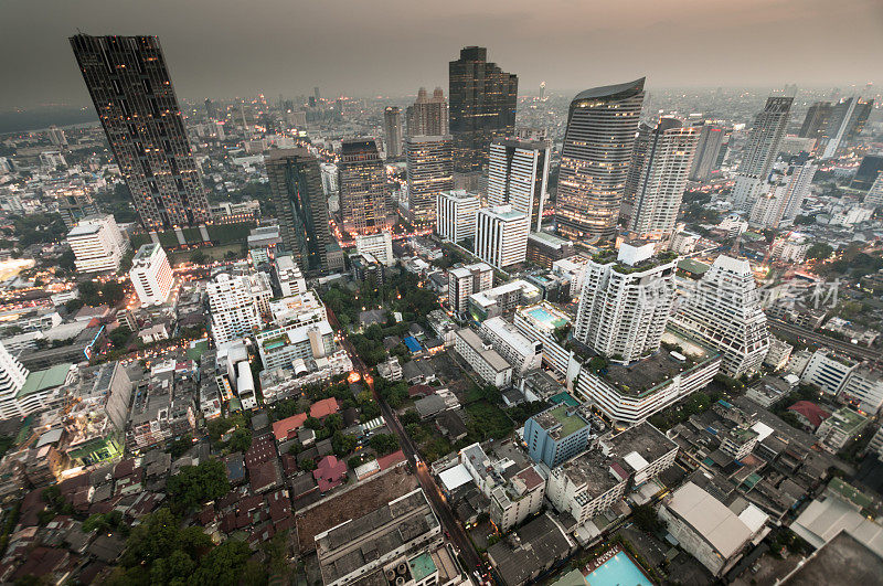 曼谷市景，黄昏时分高楼林立的商业区(泰国曼谷)