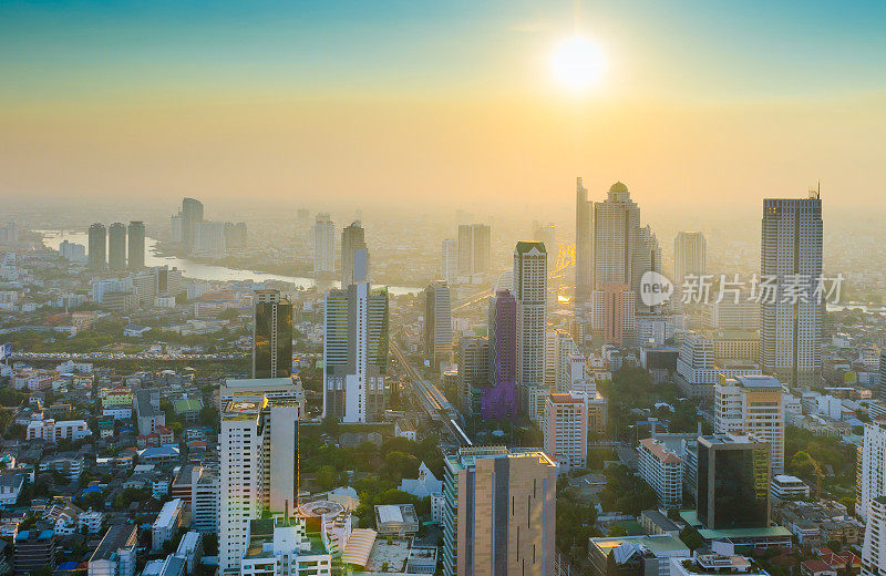 曼谷市景，黄昏时分高楼林立的商业区(泰国曼谷)