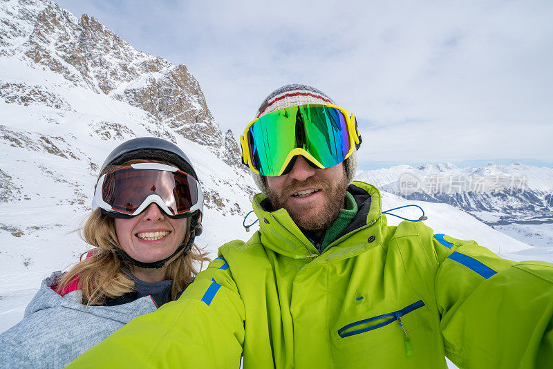 一对年轻夫妇在瑞士的滑雪坡上自拍
