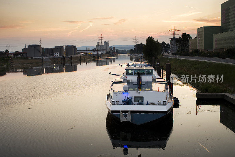 美因茨-工业港的内河船