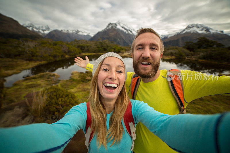两名徒步旅行者的自拍，山景