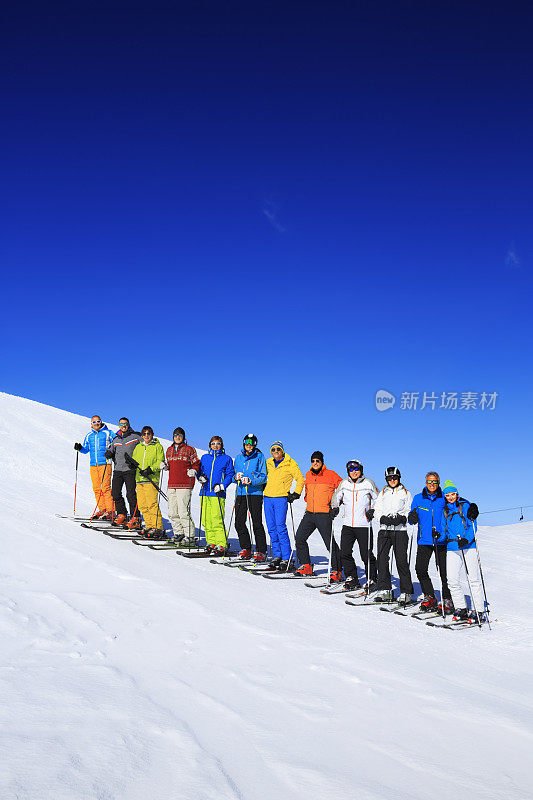 滑雪俱乐部学校滑雪旅行丰富多彩的滑雪者团体