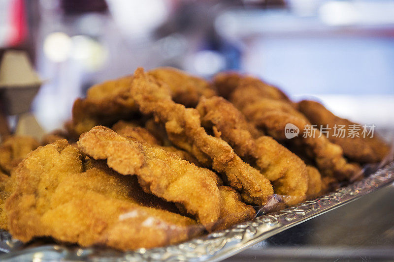 户外市场的新鲜炸肉排