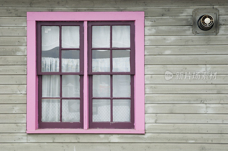 粉红色的窗框