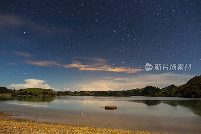 游泳平台下的星星