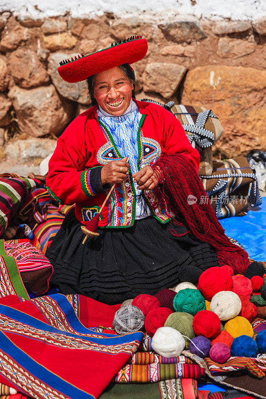 一名秘鲁妇女在秘鲁圣谷印加遗址出售纪念品