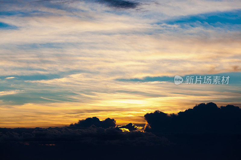 夕阳透过云层