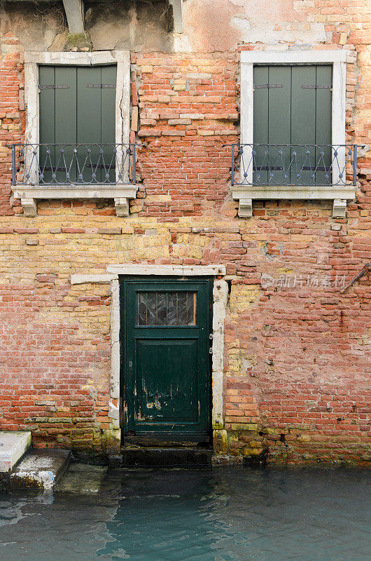 威尼斯运河建筑与百叶窗和门。