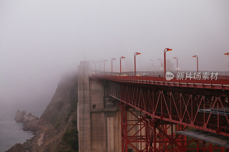 迷雾中的旧金山金门大桥，加利福尼亚