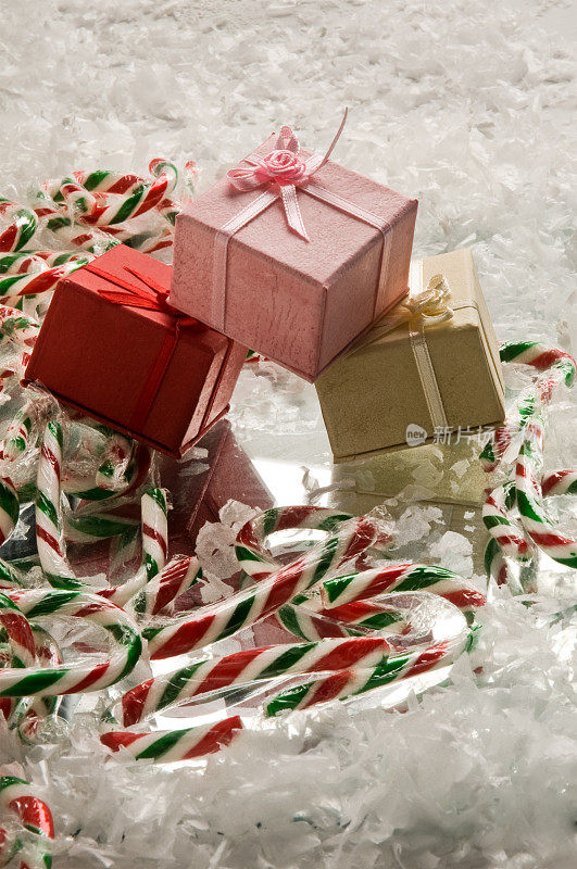3个小盒子，圣诞礼物，还有拐杖糖。