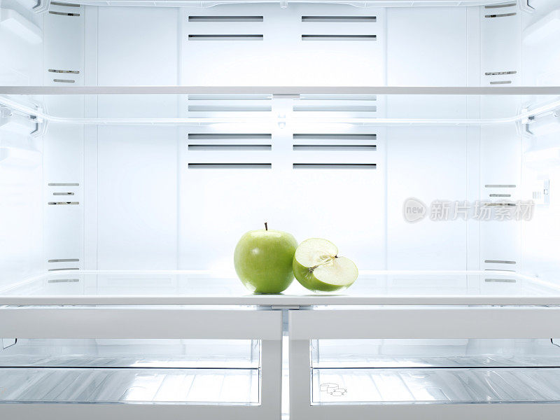 把青苹果在冰箱里切开