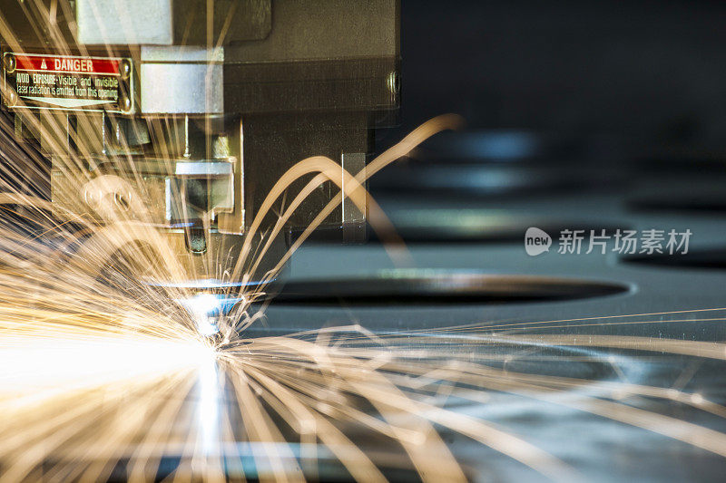 金属加工工厂的工业激光切割工具。