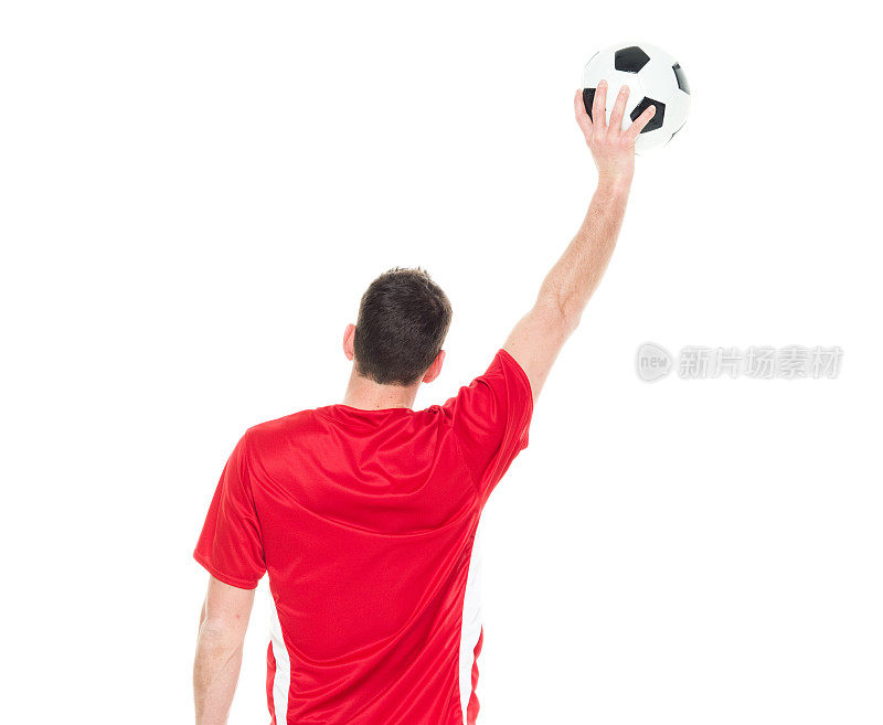 足球运动员抱球的后视图