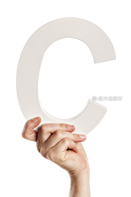 女性手举3d大写字母C